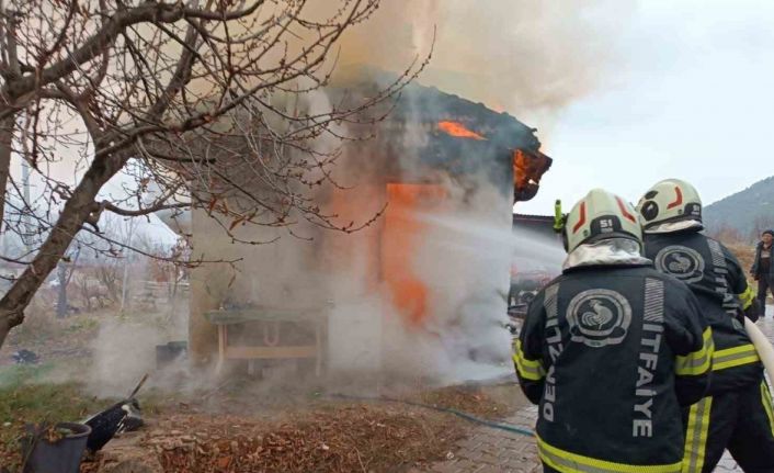 Alevlerin sardığı tek katlı işyeri kullanılamaz hale geldi