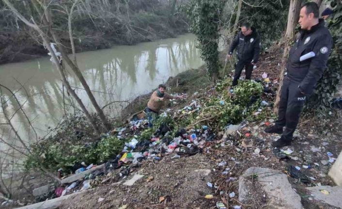 Alkollü şahıs ayakkabısını telefon zannetti, annesini aradığını söyledi