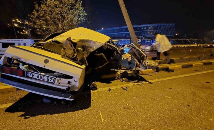 Alkollü ve ehliyetsiz sürücünün Tofaş’la yaptığı hız aydınlatma direğinde bitti