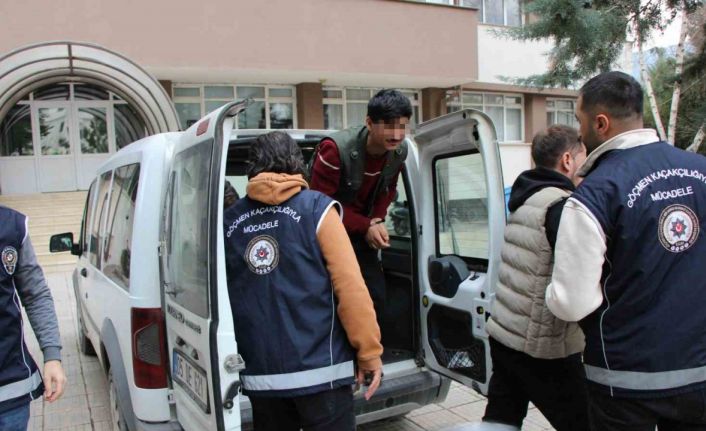 Amasya’da durdurulan otomobilden 4 kaçak göçmen çıktı