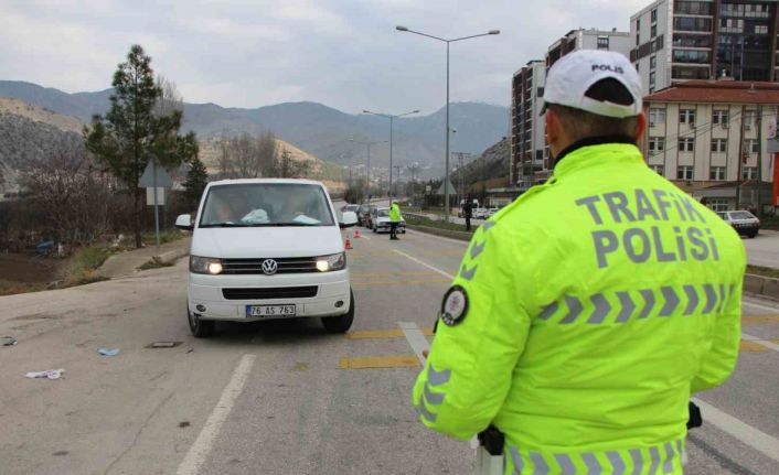 Amasya’da polisi görünce kaçan minibüsten 20 kaçak göçmen çıktı