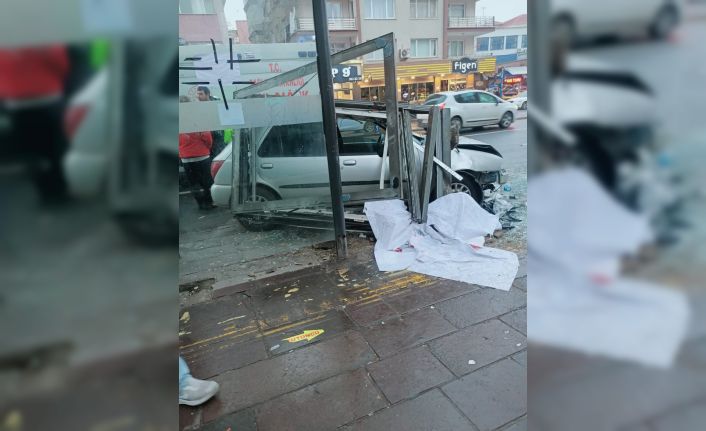 Ankara’da otomobil otobüs durağına çarptı: 3 yaralı