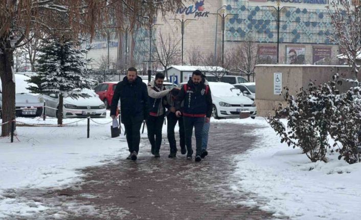 Annesini boğarak, ikiz kardeşini ise tabancayla öldürmüştü, tutuklandı