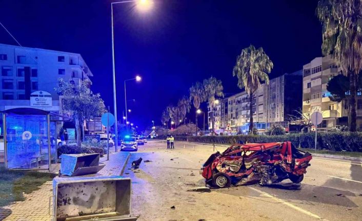 Antalya’da feci kaza: Hurdaya dönen araçtan fırlayan sürücü hayatını kaybetti