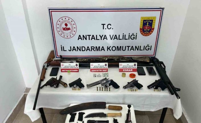 Antalya’da jandarmadan ruhsatsız tabanca ve uyuşturucu operasyonu