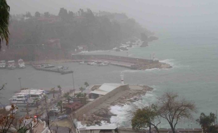 Antalya’da yağmur trafiği aksattı, Konyaaltı Sahili sisle kaplandı