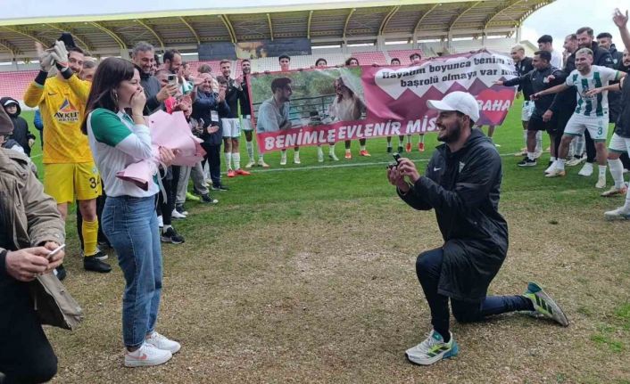 Antrenörden maç sonrası tribündeki sevgilisine sürpriz evlilik teklifi