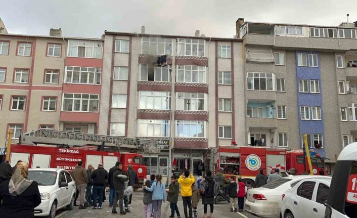 Apartman dairesinde yangın: Anne ve çocuğu dumandan etkilendi