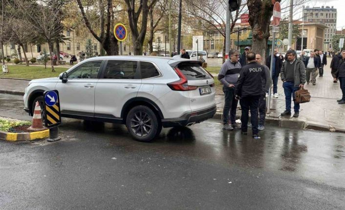 Aracın aynasının çarpması sonucu yere düşen adam başından yaralandı