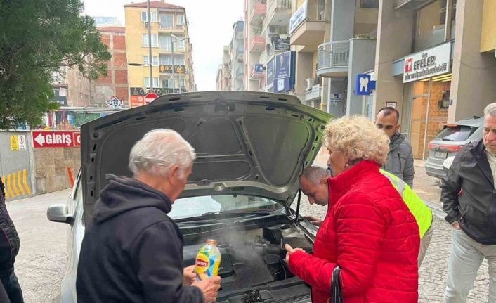 Araçtan bir anda dumanlar yükseldi, şoförün imdadına vatandaşlar koştu