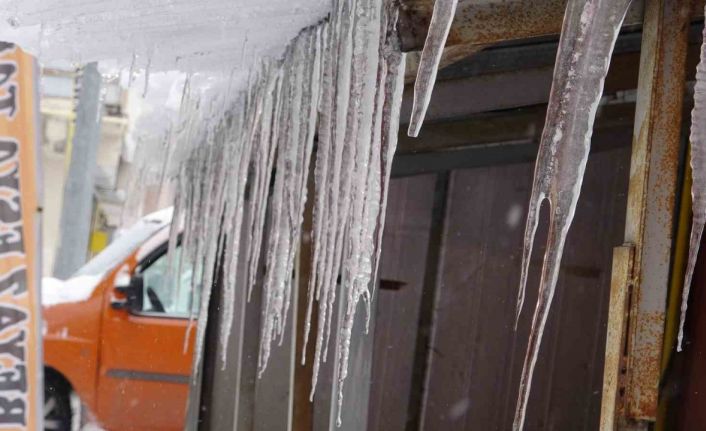 Ardahan’da soğukla birlikte çatılarda buz sarkıtları oluştu