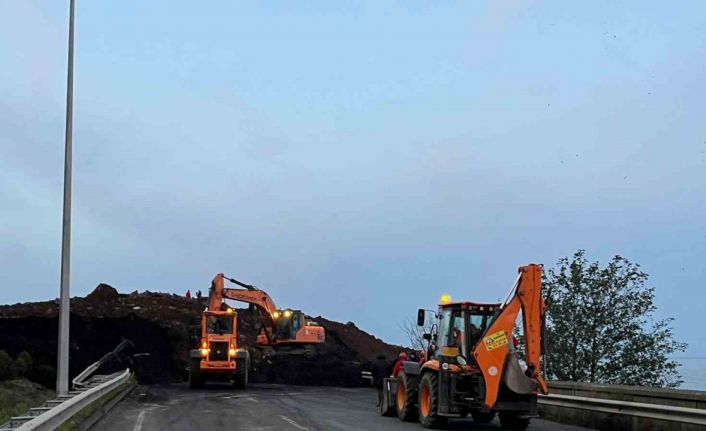 Arhavi’deki heyelanın ardından yol açma çalışmaları başladı