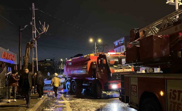 Arnavutköy’de korkutan iş yeri yangını: Alevler kameraya anbean yansıdı