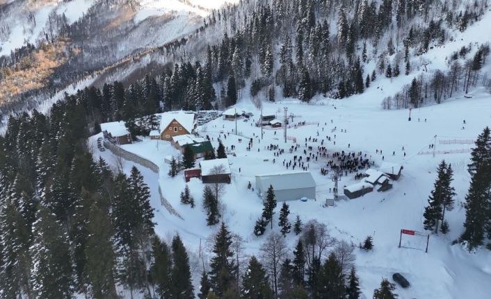 Artvin Atabarı Kayak Merkezi’nde 7. Geleneksel Kar Şenliği coşkuyla kutlandı