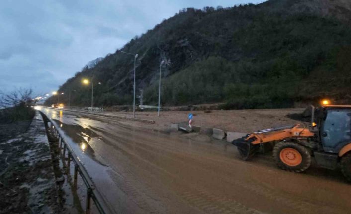 Artvin’de heyelan bölgesi yağan yağmurla çamura döndü