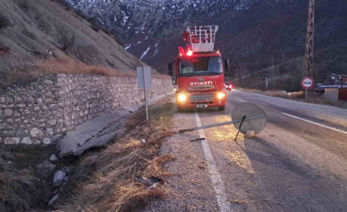 Artvin’de otomobil trafik levhasına çarptı: 3 yaralı