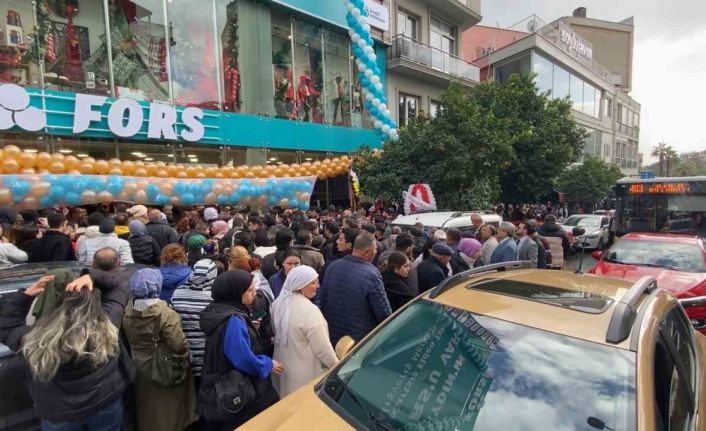 Aydın’da AVM açılışı kaosa dönüştü: Trafik kilitlendi, sıra kavgaları yaşandı