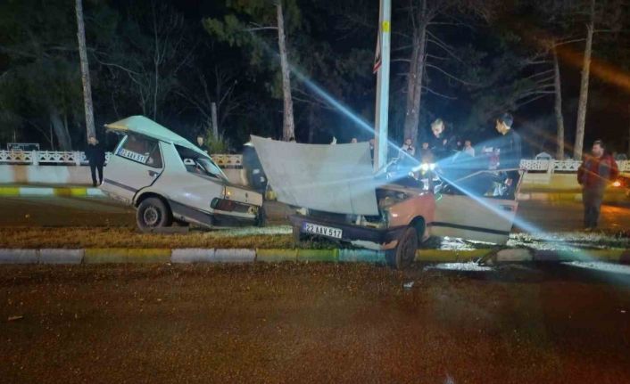 Aydınlatma direğine çarpan otomobil ikiye bölündü: 2 ağır yaralı