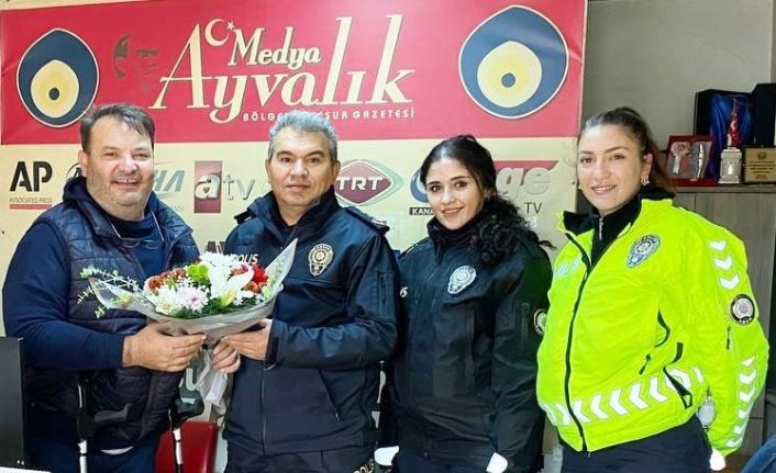 Ayvalık Polisi’nden engelli gazeteciye nazik jest