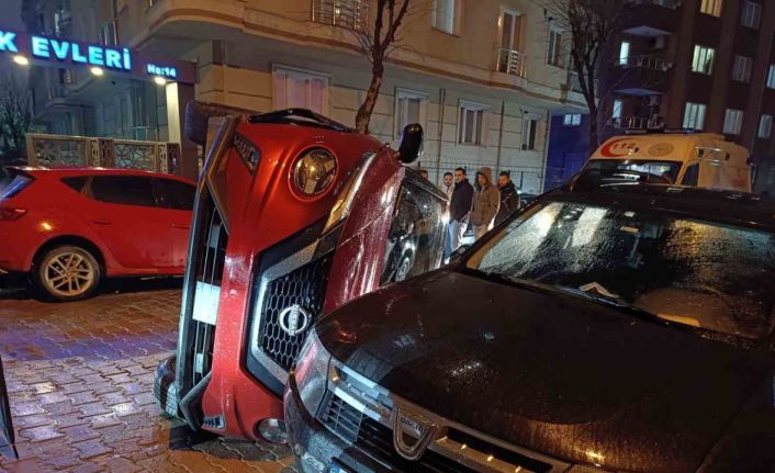 Bahçelievler’de önüne kedi çıkan sürücü iki araca çarptı