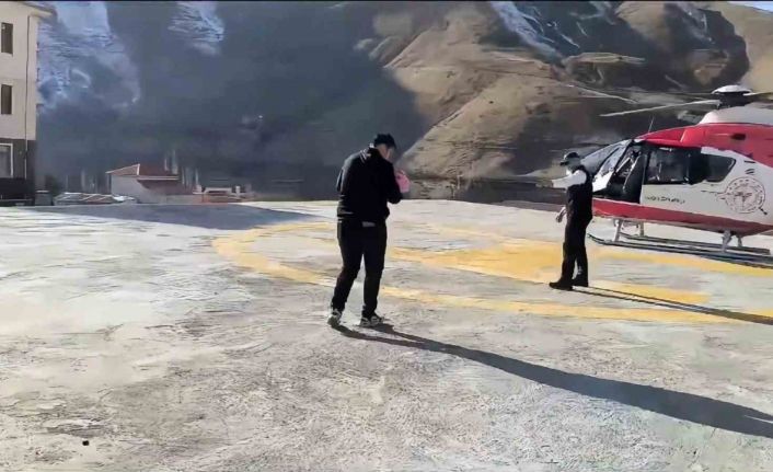 Bahçesaray’da ambulans helikopter sarılık olan bebek için havalandı