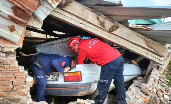 Balıkesir’de ağıla giren otomobilin sürücüsü hayatını kaybetti