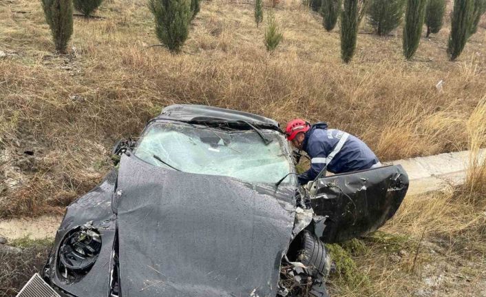 Balıkesir’de otomobil otobanda şarampole uçtu: 1 yaralı