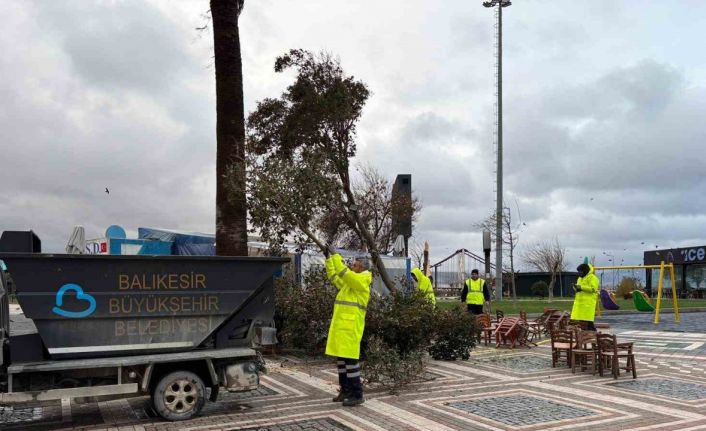 Bandırma ve Erdek’i fırtına vurdu: Çatılar uçtu, ağaçlar devrildi