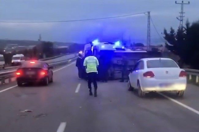 Bariyerlere çarpan işçi servisi yan yattı: 15 yaralı