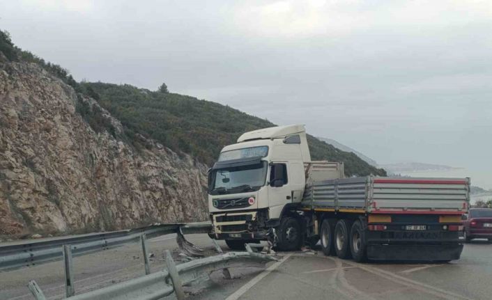 Bariyerlere çarpan tır makaslayarak trafiğin aksamasına neden oldu