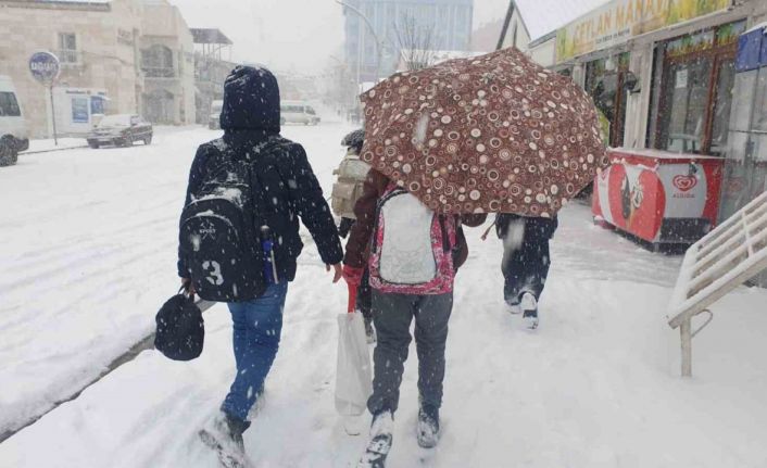 Başkale’de kar aniden bastırdı, sürücüler zor anlar yaşadı