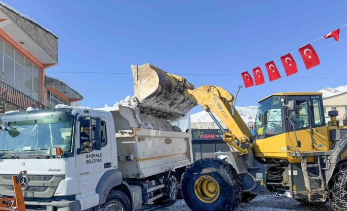 Başkale’de kar yığınları kamyonlarla ilçe dışına taşınıyor