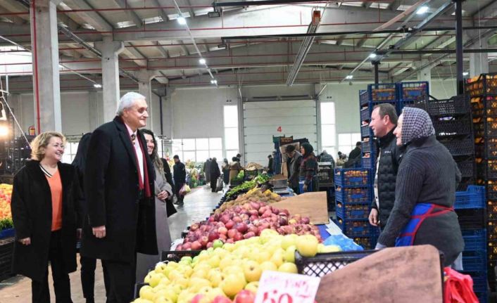 Başkan Bakkalcıoğlu pazar esnafını ziyaret etti