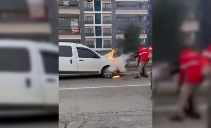 Batman’da seyir halindeki hafif ticari araç yandı