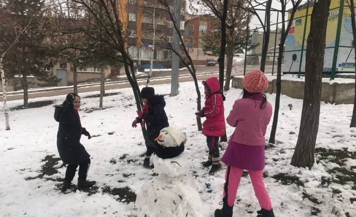 Bayburt’ta çocukların kar eğlencesi