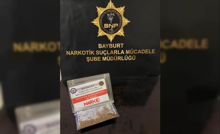 Bayburt’ta durdurulan araçtaki 2 şahsın üzerinde uyuşturucu madde bulundu