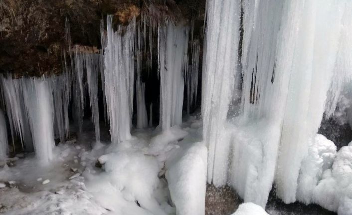 Bayburt’ta Sırakayalar Şelalesi buz tuttu