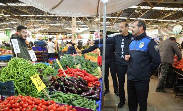 Bayraklı zabıtasından pazar yeri denetimi