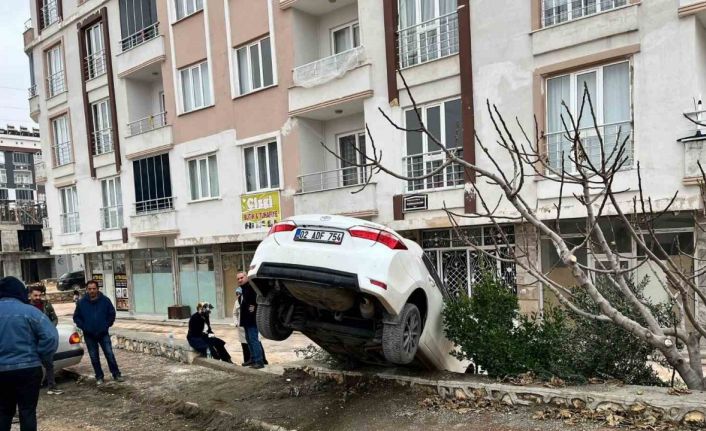 Besni’de otomobil apartman boşluğuna düştü