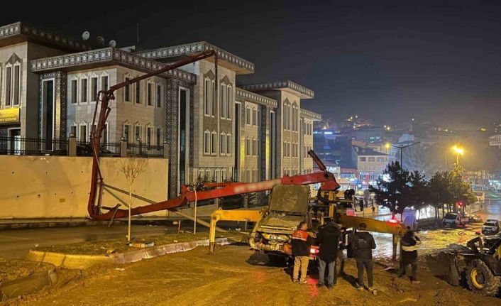 Beton pompası devrildi, facianın eşiğinden dönüldü