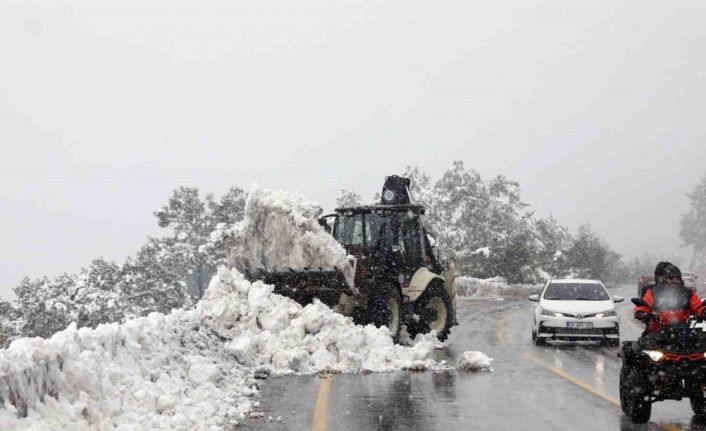 Beyaza bürünen Muğla’da yollar ulaşıma açıldı