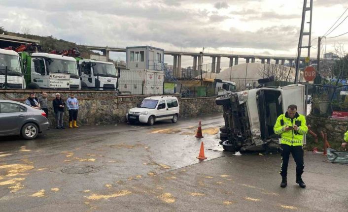 Beykoz’da kamyon devrildi: 2 yaralı