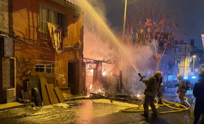 Beyoğlu’nda 3 katlı ahşap bina alevlere teslim oldu