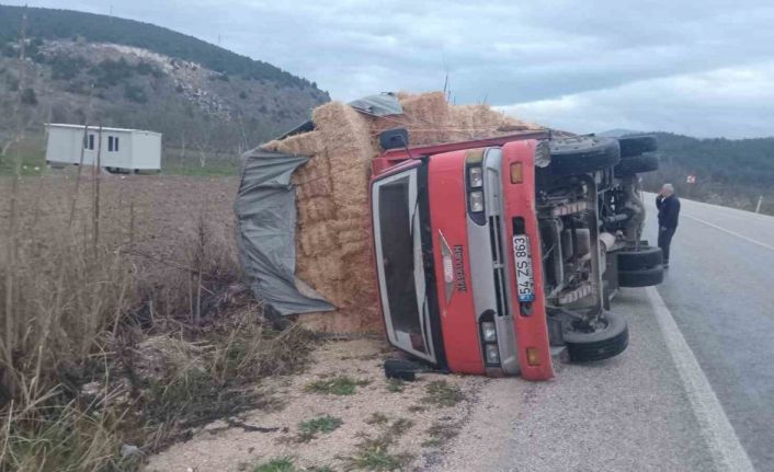 Bilecik’te saman yüklü kamyon devrildi