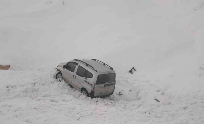 Bingöl’de araç şarampole yuvarlandı: 3 yaralı