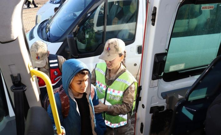 Bingöl’de jandarma, okul çevrelerini ve servislerini denetledi