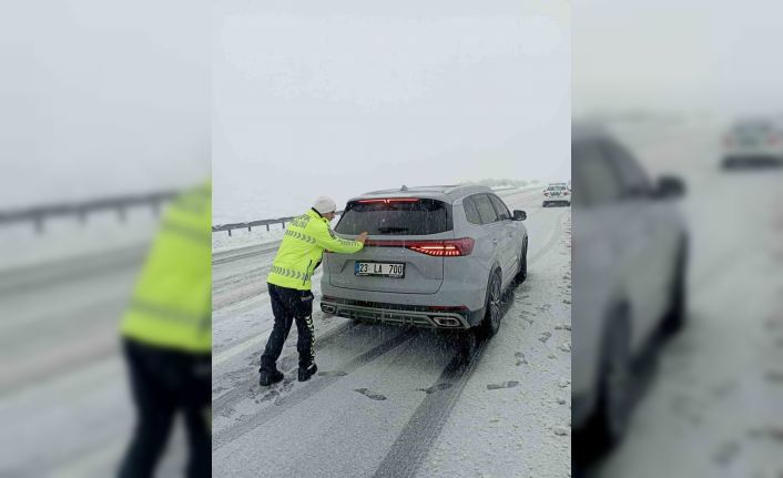 Bingöl’de yolda kalan sürücülerin imdadına polis ekipleri yetişti