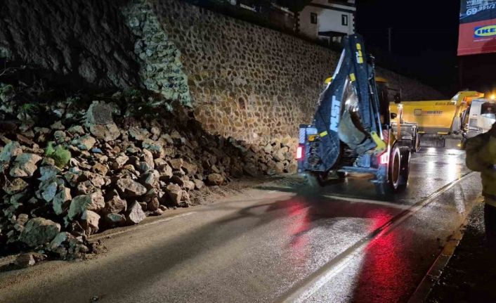 Bodrum’da istinat duvarı karayoluna çöktü