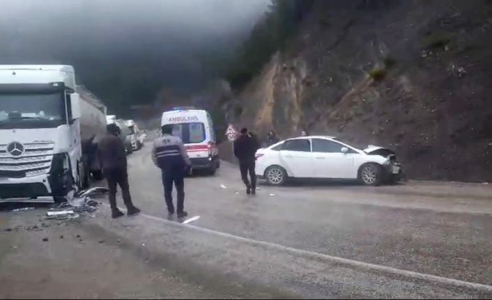 Bolu’da tır ile otomobil çarpıştı: 1’i ağır 4 yaralı