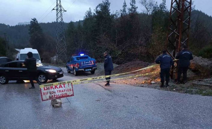 Bucak’ta heyelan riski: Pamucak-Sarıdere yolu trafiğe kapatıldı